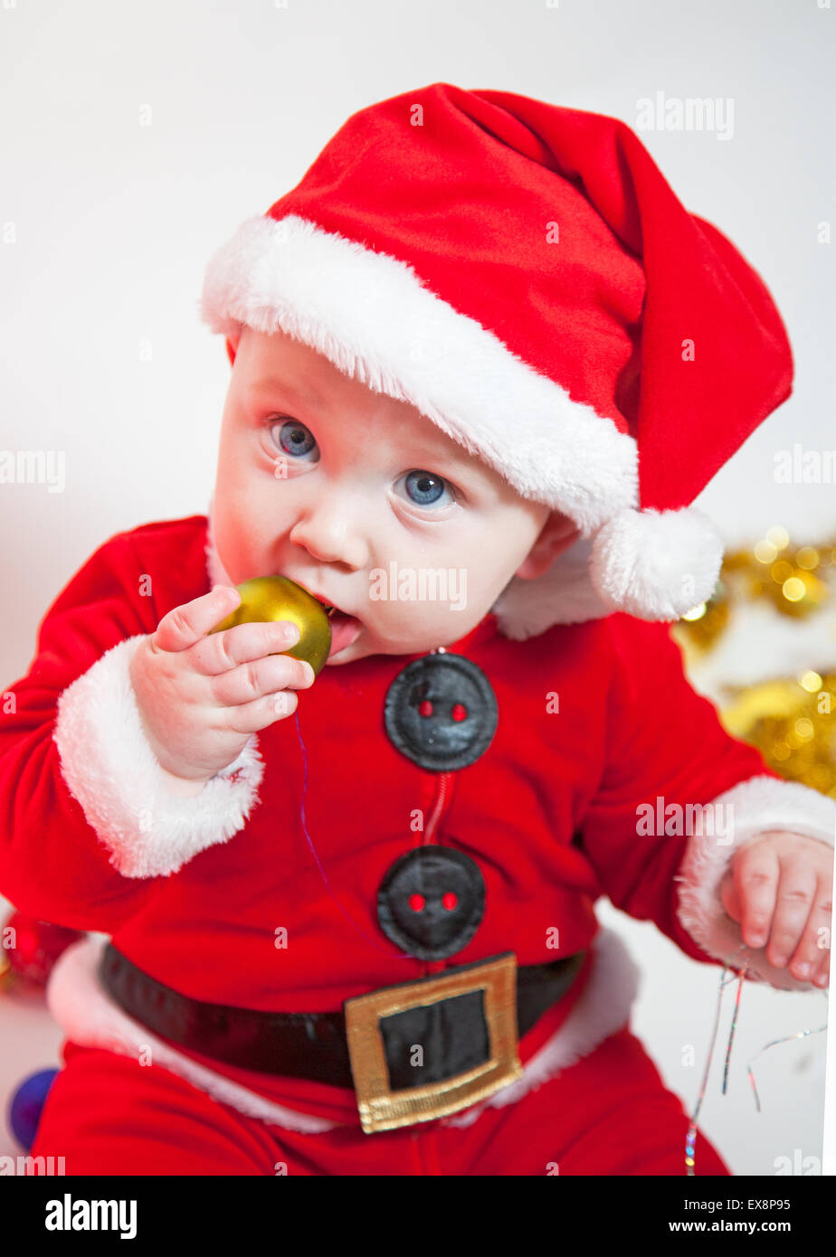 Mignon bébé au père Noël outfit Banque D'Images