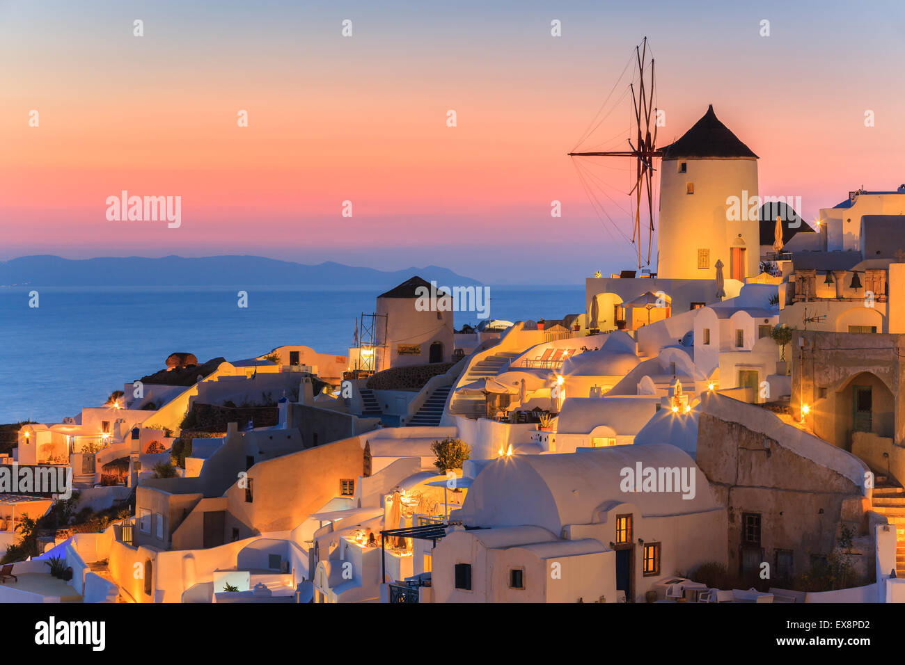 La ville d'Oia au coucher de soleil sur Santorin, l'une des îles des Cyclades en mer Égée, Grèce. Banque D'Images
