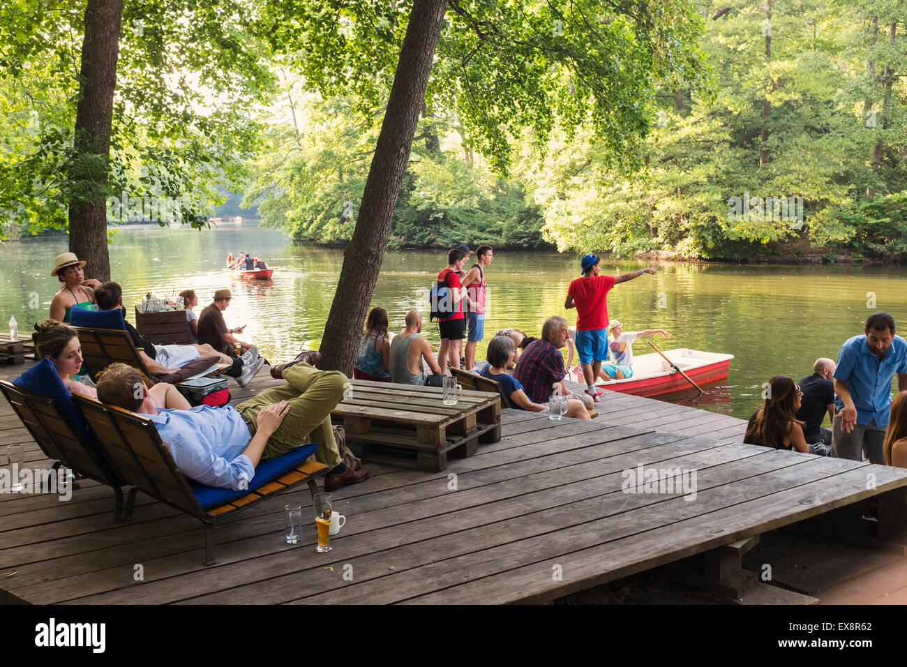 Café en plein air en été occupé au Café am Neuen Voir dans parc de Tiergarten à Berlin Allemagne Banque D'Images