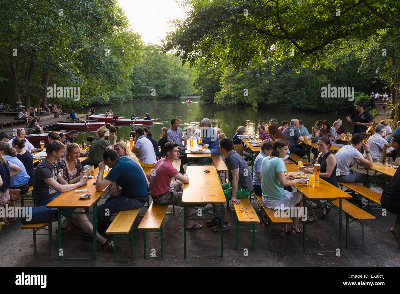 Café en plein air en été occupé au Café am Neuen Voir dans parc de Tiergarten à Berlin Allemagne Banque D'Images