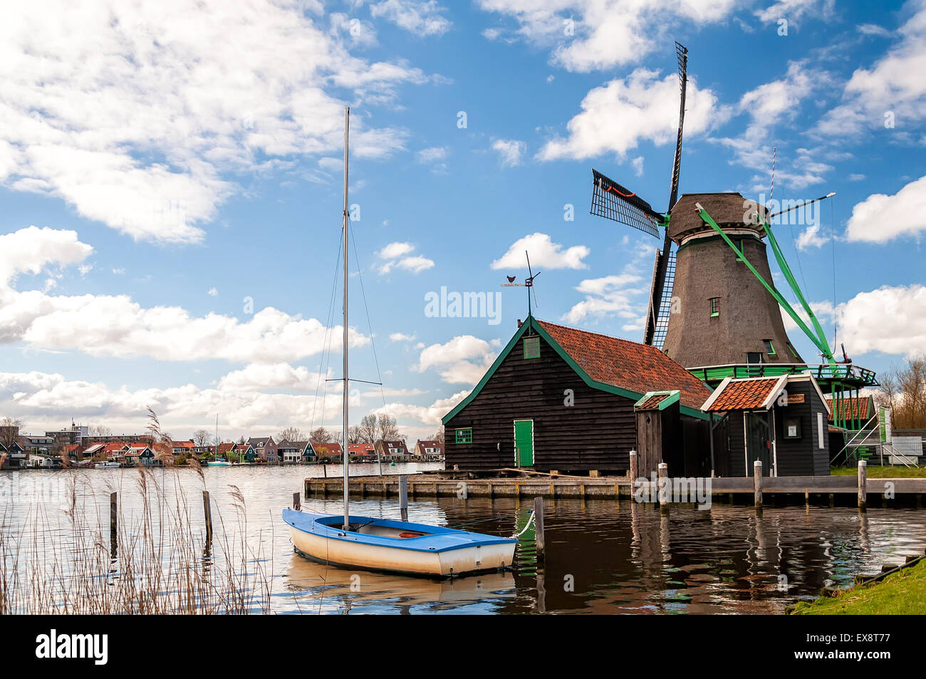 Une photo de paysage typiquement néerlandais parfait avec voile, nuages, ciel bleu, et l'ancien moulin à vent Banque D'Images