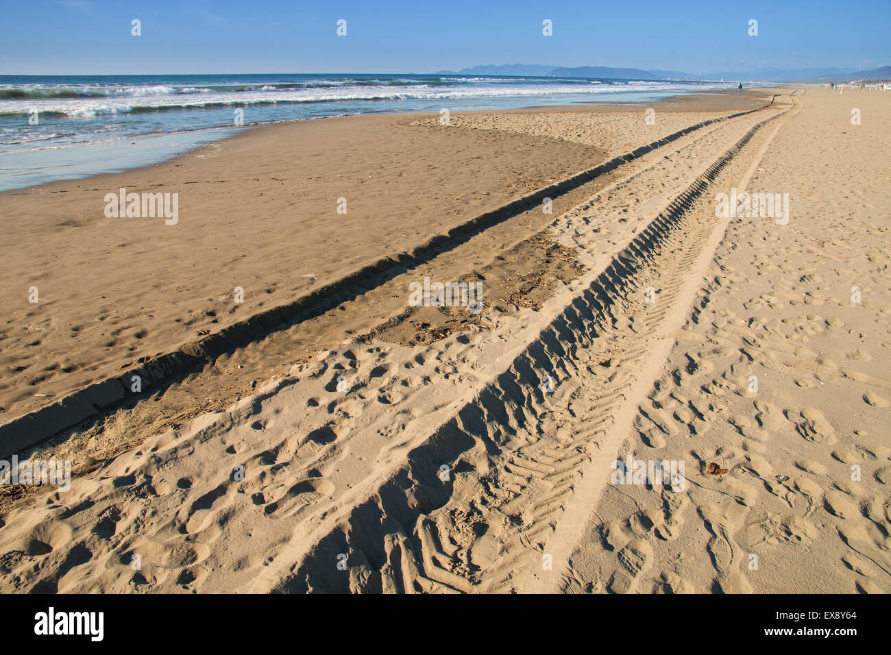 Les traces de pneus sur la plage dans une journée ensoleillée Banque D'Images