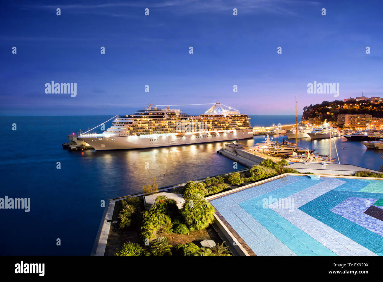 Navire de croisière de luxe dans la nuit dans le port de Monaco Banque D'Images