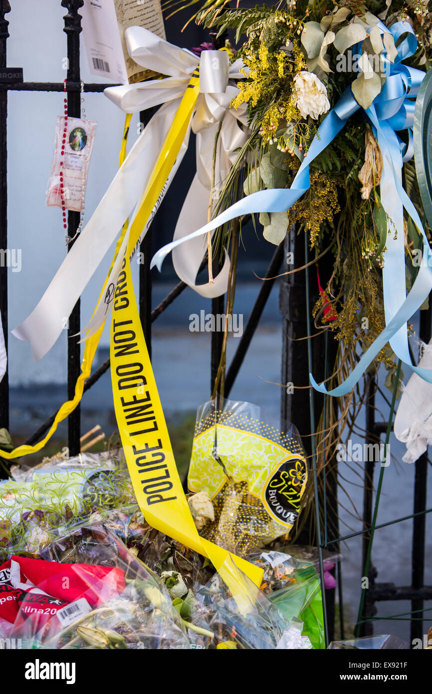 Monument commémoratif qui surgi devant Emanuel AME sur Calhoun Street à Charleston une semaine après la fusillade. Banque D'Images