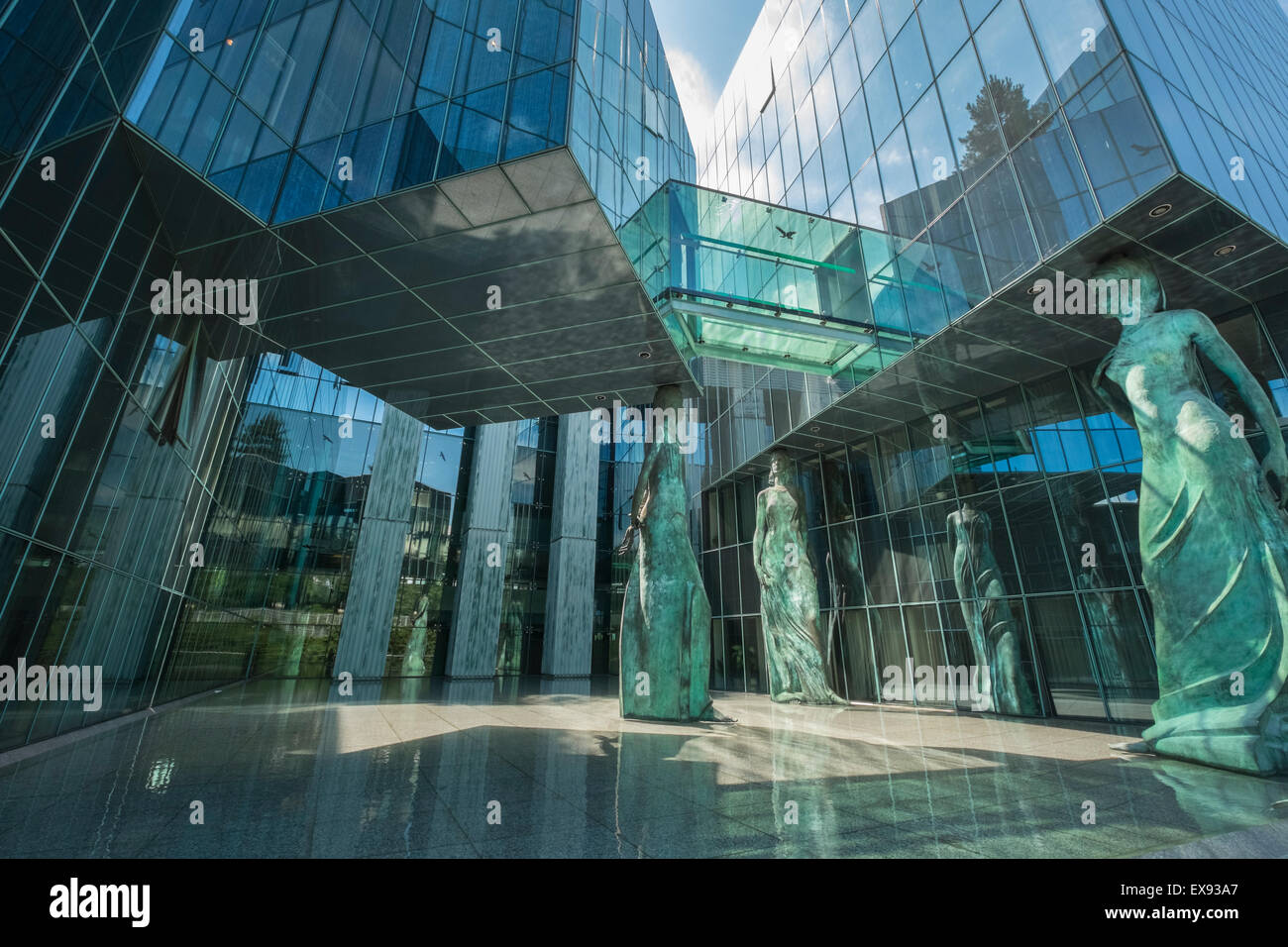 Architecture extérieure de l'édifice de la Cour suprême, Varsovie, Pologne. Le 3 cariatides en bronze incarnent la foi, l'espérance et l'amour. Banque D'Images