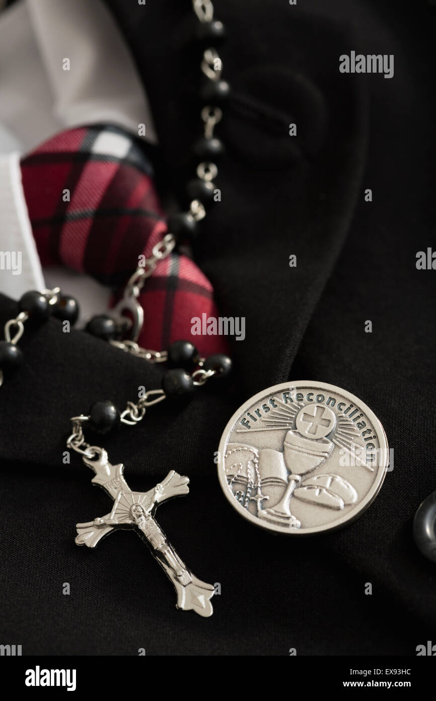 Rosaire bead, silver badge avec symboles chrétiens, vêtements officiels Banque D'Images