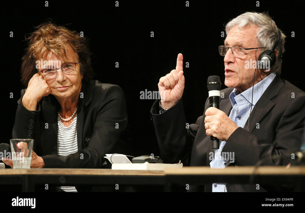 L'auteur israélien Amos Oz (L) et traductrice Mirjam Pressler parler pendant la littérature internationale Prix à la 'Haus der Kulturen" lieu d'exposition à Berlin, Allemagne, 8 juillet 2015. Oz a reçu le Prix international de littérature doté de 25 000 euros et Pressler a reçu pour sa traduction doté de 10 000 euros. Photo : Stephanie Pilick/dpa Banque D'Images