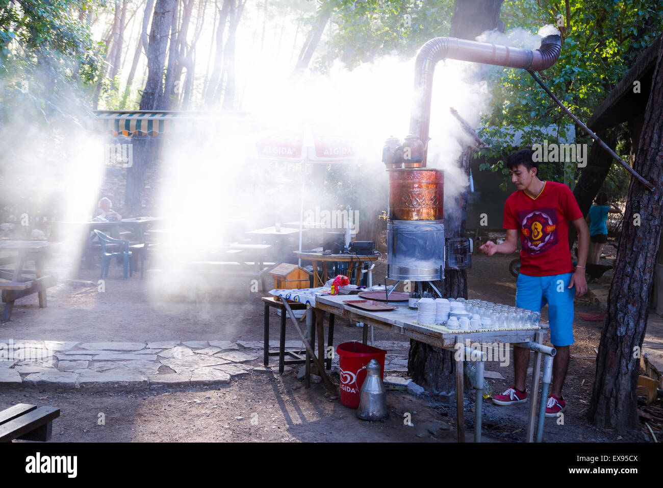 La cuisson du thé turc la façon traditionnelle sur un poêle à bois Banque D'Images