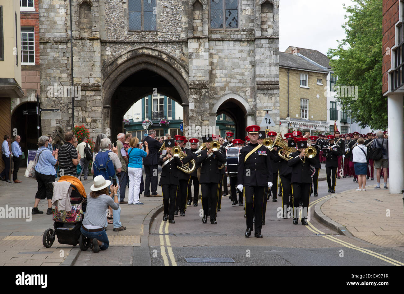 Kings Royal Hussars Regiment entraîner par la bande du Corps blindé royal passant le Westgate à Winchester, Hampshire, Angleterre Banque D'Images