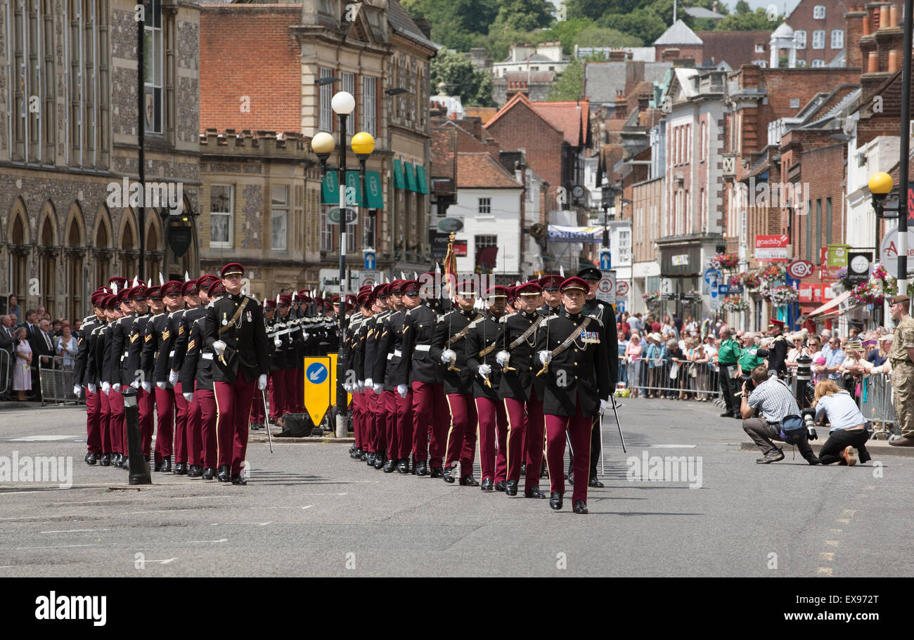 Officiers et hommes marchant Kings Royal Hussars durant la parade de la liberté d'entrée à Winchester en Angleterre. Banque D'Images