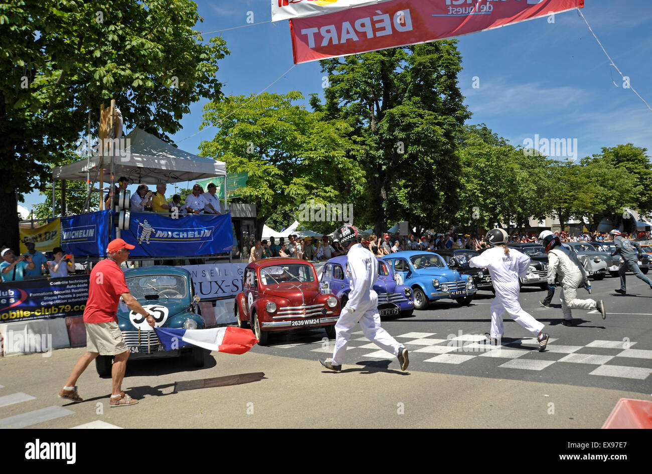 Renault 4CV's sur la grille de départ au grand prix historique de Bressuire Banque D'Images