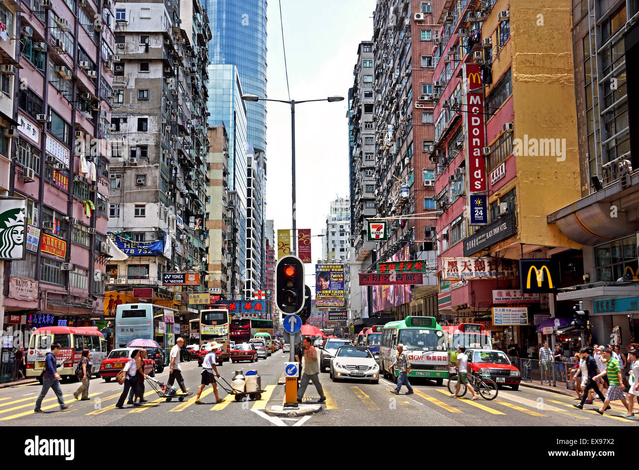Rue animée avec les panneaux publicitaires Mong Kok ( Nathan et Waterloo Road, rue Argyle ) district Kowloon Hong Kong, Chine Banque D'Images
