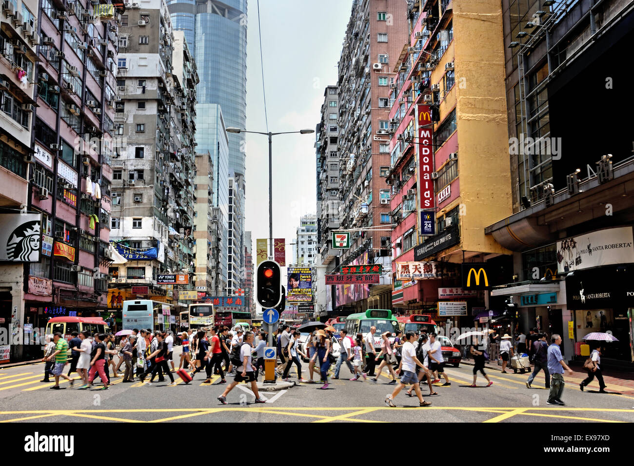 Rue animée avec les panneaux publicitaires Mong Kok ( Nathan et Waterloo Road, rue Argyle ) district Kowloon Hong Kong, Chine Banque D'Images