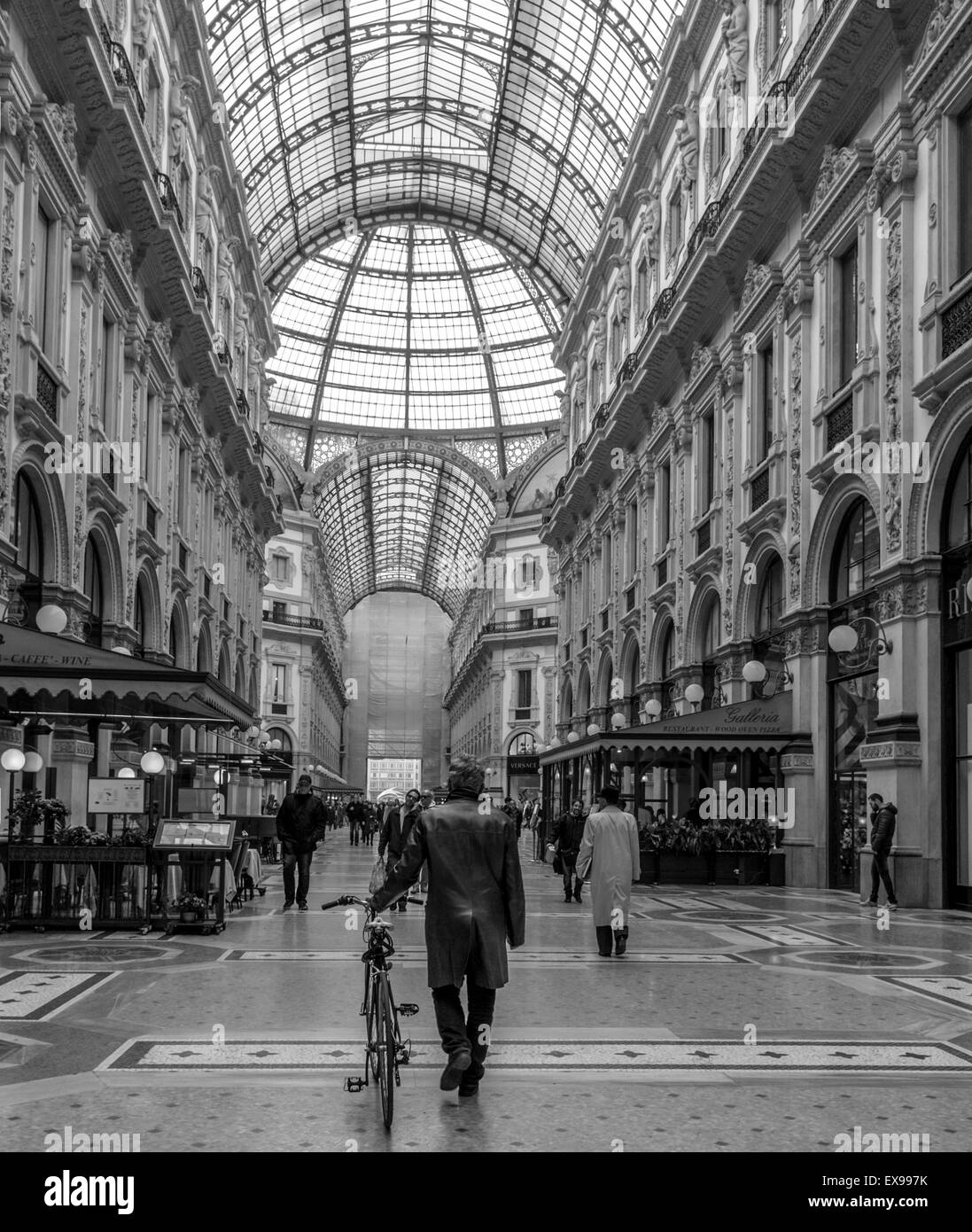 Pousser le vélo à travers le mall Banque D'Images