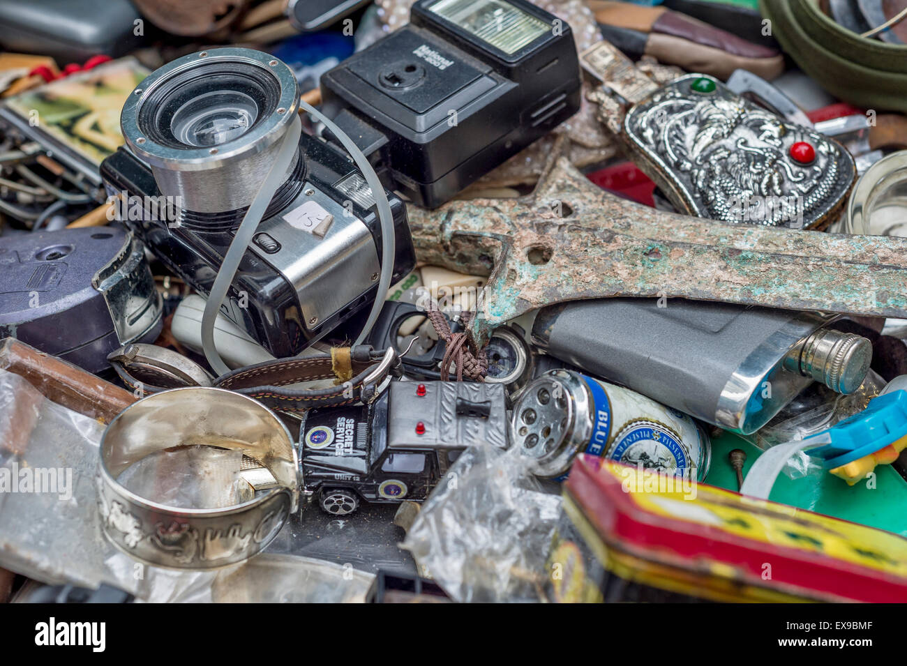 Bric-à-brac, d'antiquités et de produits d'occasion d'occasion à vendre au marché aux puces à Cat Street Market sur la ligne Lascar à Hong Kong Banque D'Images