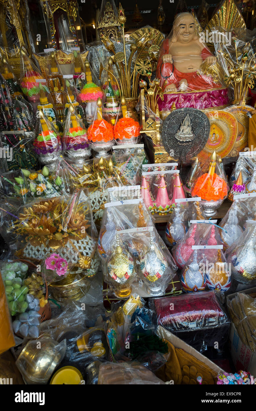 Rangées de bouddhas d'or et des objets dans un magasin spécialisé dans les fournitures pour les temples bouddhistes de Bangkok, Thaïlande Banque D'Images