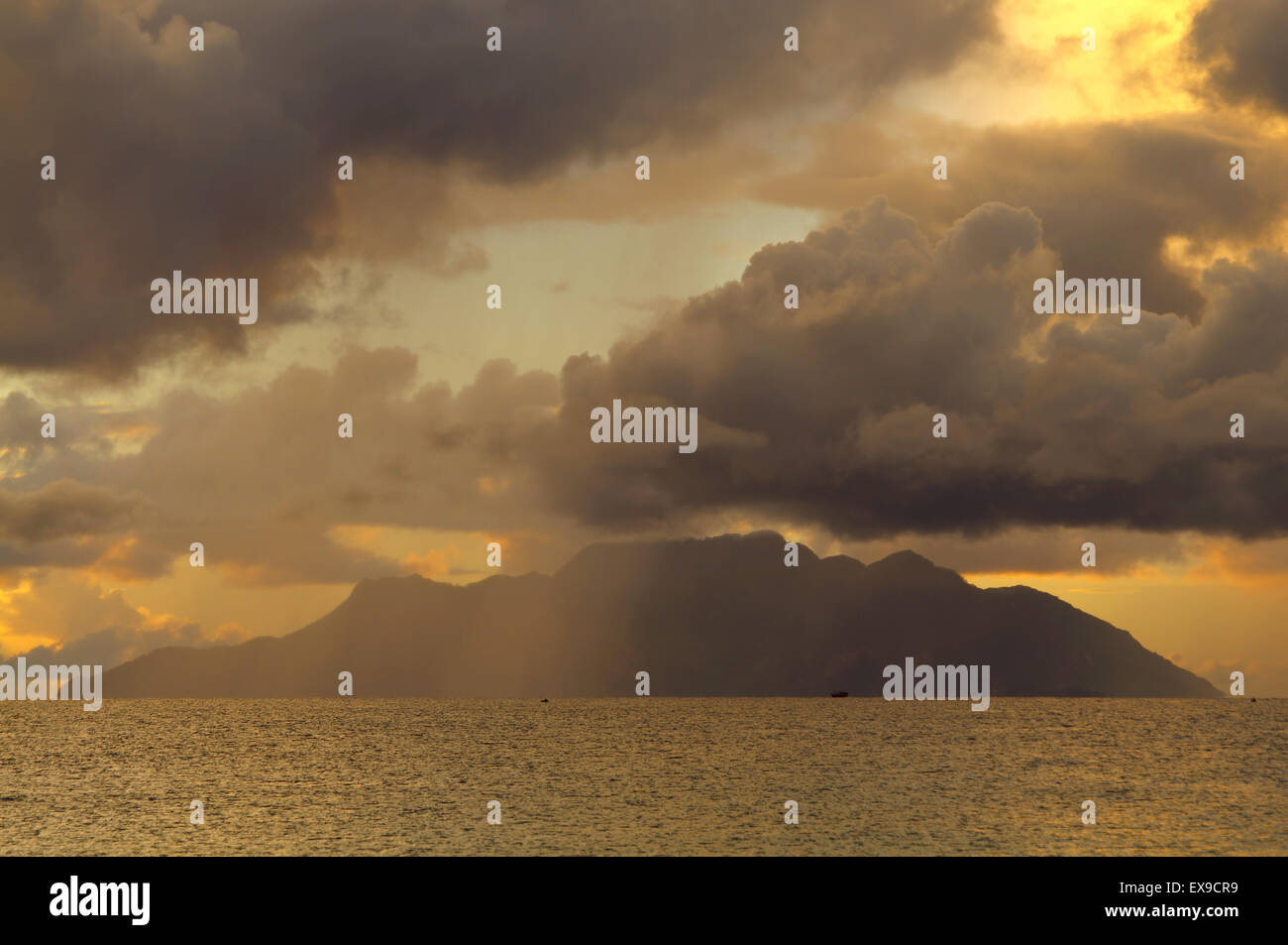 Coucher du soleil lumineuse et colorée sur le l'île de Mahé, de l'Océan Indien, les Seychelles, l'Afrique Banque D'Images