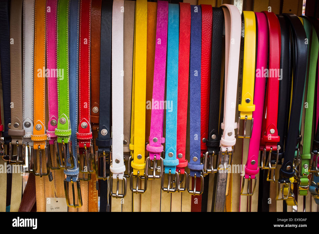 Les ceintures en cuir coloré de raccrocher à l'extérieur d'un magasin en Italie. Banque D'Images