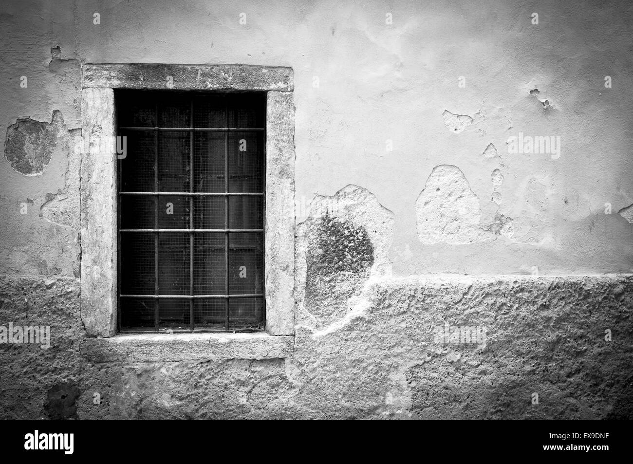Grille métallique à la fenêtre d'une maison traditionnelle en Italie. Banque D'Images