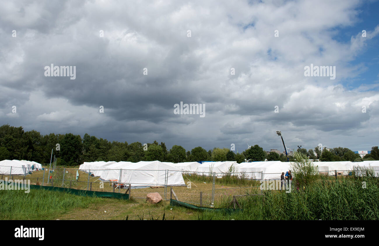 Hambourg, Allemagne. 09 juillet, 2015. Les tentes sont mis en place dans les locaux du centre d'accueil pour les réfugiés à Hambourg, Allemagne, 09 juillet 2015. L'état de Hambourg le Parlement débat sur le droit d'asile parmi d'autres sujets le 09 juillet 2015. Photo : DANIEL REINHARDT/dpa/Alamy Live News Banque D'Images