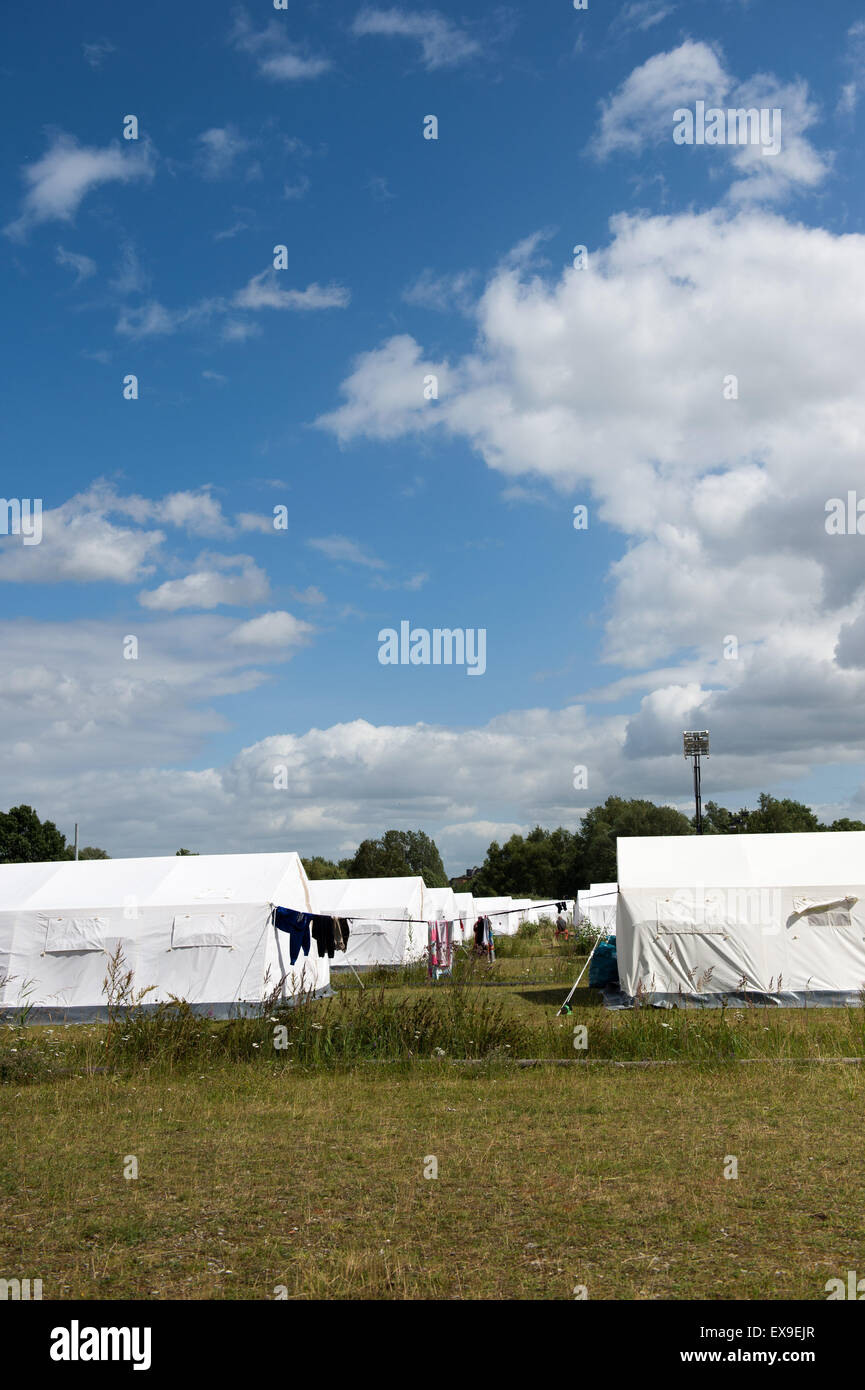 Hambourg, Allemagne. 09 juillet, 2015. Les tentes sont mis en place dans les locaux du centre d'accueil pour les réfugiés à Hambourg, Allemagne, 09 juillet 2015. L'état de Hambourg le Parlement débat sur le droit d'asile parmi d'autres sujets le 09 juillet 2015. Photo : DANIEL REINHARDT/dpa/Alamy Live News Banque D'Images