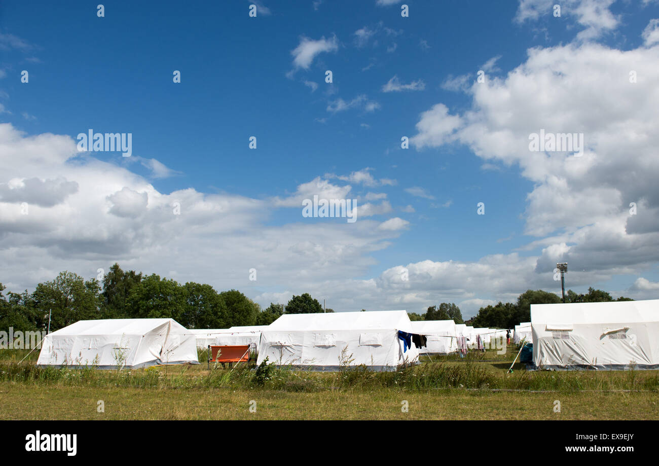 Hambourg, Allemagne. 09 juillet, 2015. Les tentes sont mis en place dans les locaux du centre d'accueil pour les réfugiés à Hambourg, Allemagne, 09 juillet 2015. L'état de Hambourg le Parlement débat sur le droit d'asile parmi d'autres sujets le 09 juillet 2015. Photo : DANIEL REINHARDT/dpa/Alamy Live News Banque D'Images