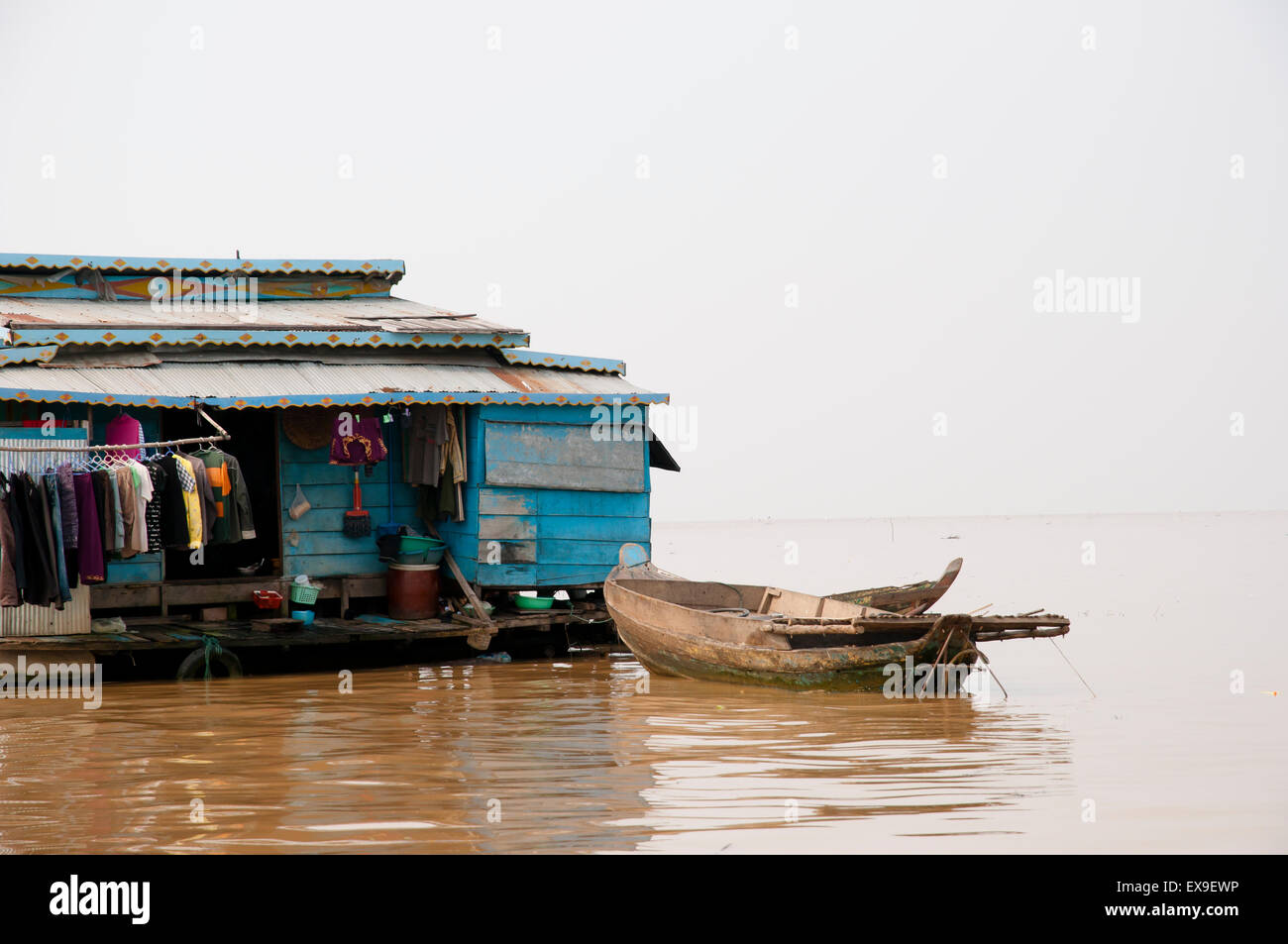 Maison flottante - Lac Tonle Sap - Cambodge Banque D'Images