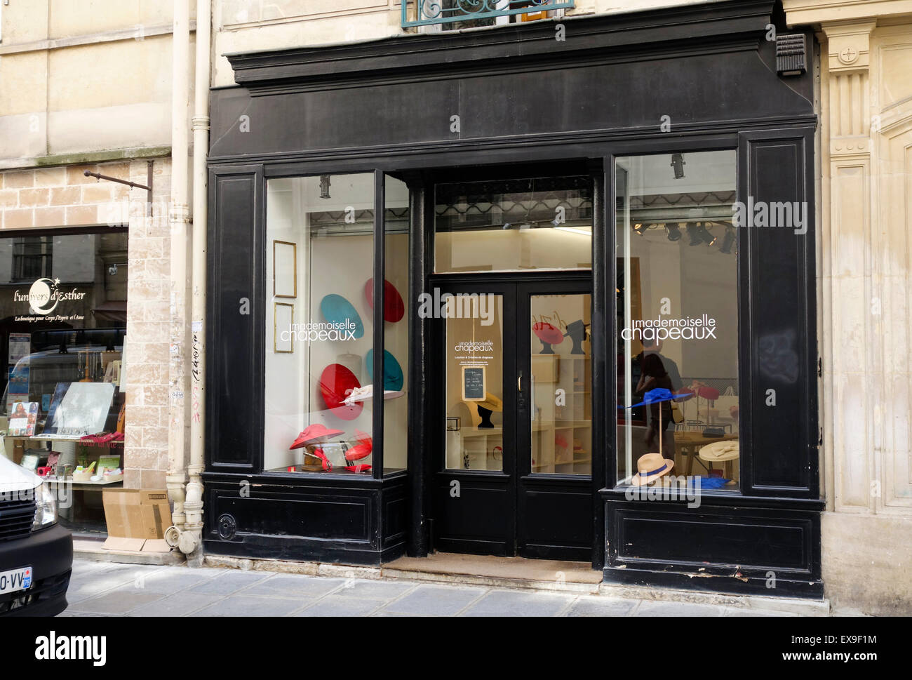 Boutique shop Mademoiselle chapeau, bonnets & Chapeaux, Paris France Photo  Stock - Alamy