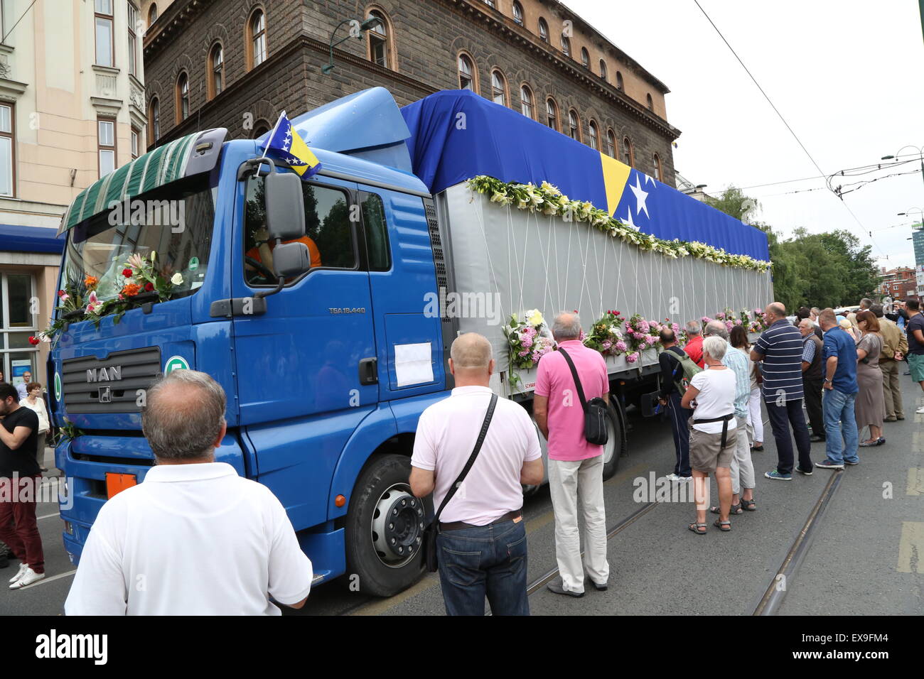 Sarajevo. 09 juillet 2015. Photo prise le 9 juillet 2015 montre un camion avec des cercueils de restes de 136 nouvelles victimes identifiées à Sarajevo, capitale de la Bosnie-Herzégovine. Des centaines de personnes se sont rassemblées dans le centre-ville sur les adieux de jeudi à nouveau victimes identifiées du massacre de Srebrenica. Credit : Haris Memija/Xinhua/Alamy Live News Banque D'Images