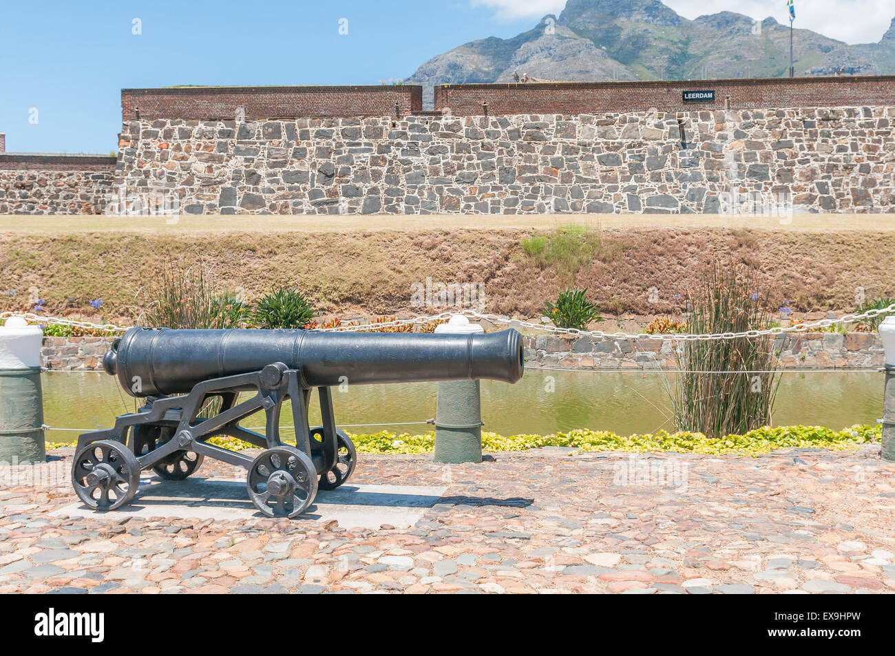 Cannon en face du château de Bonne Espérance, en Afrique du Sud. Il a été construit par la Dutch East India Company entre 1666 Banque D'Images