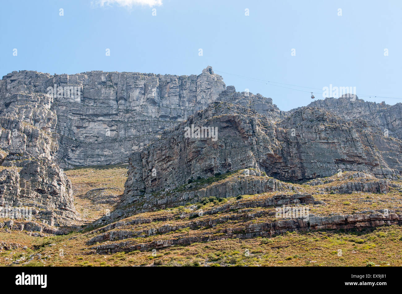 Vue de la Table Mountain et de câble supérieur à Cape Town. Un téléphérique est visible. Le funiculaire a été ouvert le 4 octobre 1929 Banque D'Images