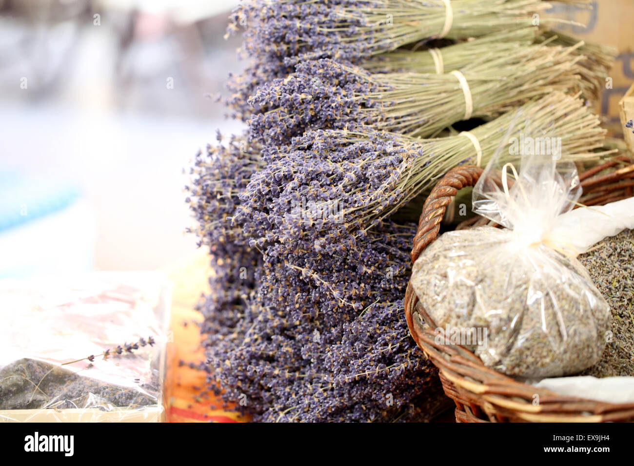 Lavande séchée, en grappes, à vendre sur un étal de marché en plein air à Antibes dans le sud de la France Banque D'Images