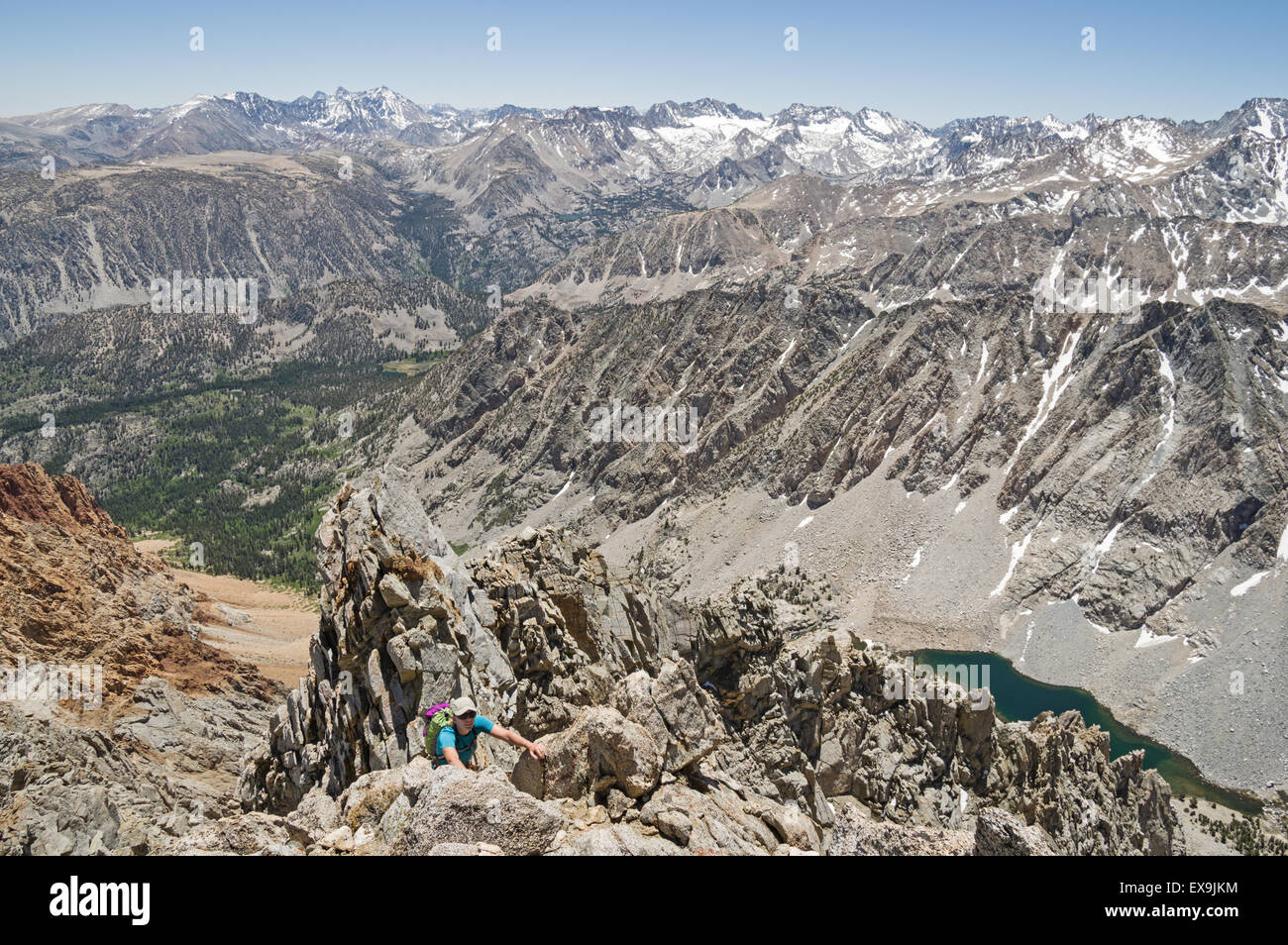Une femme de grimper le mont Emerson dans les montagnes de la Sierra Nevada Banque D'Images