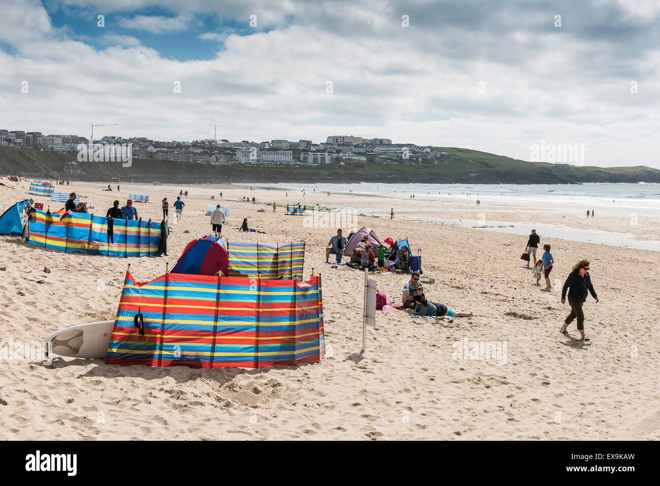 Les vacanciers sur la plage de Fistral, Newquay, Cornwall. Banque D'Images