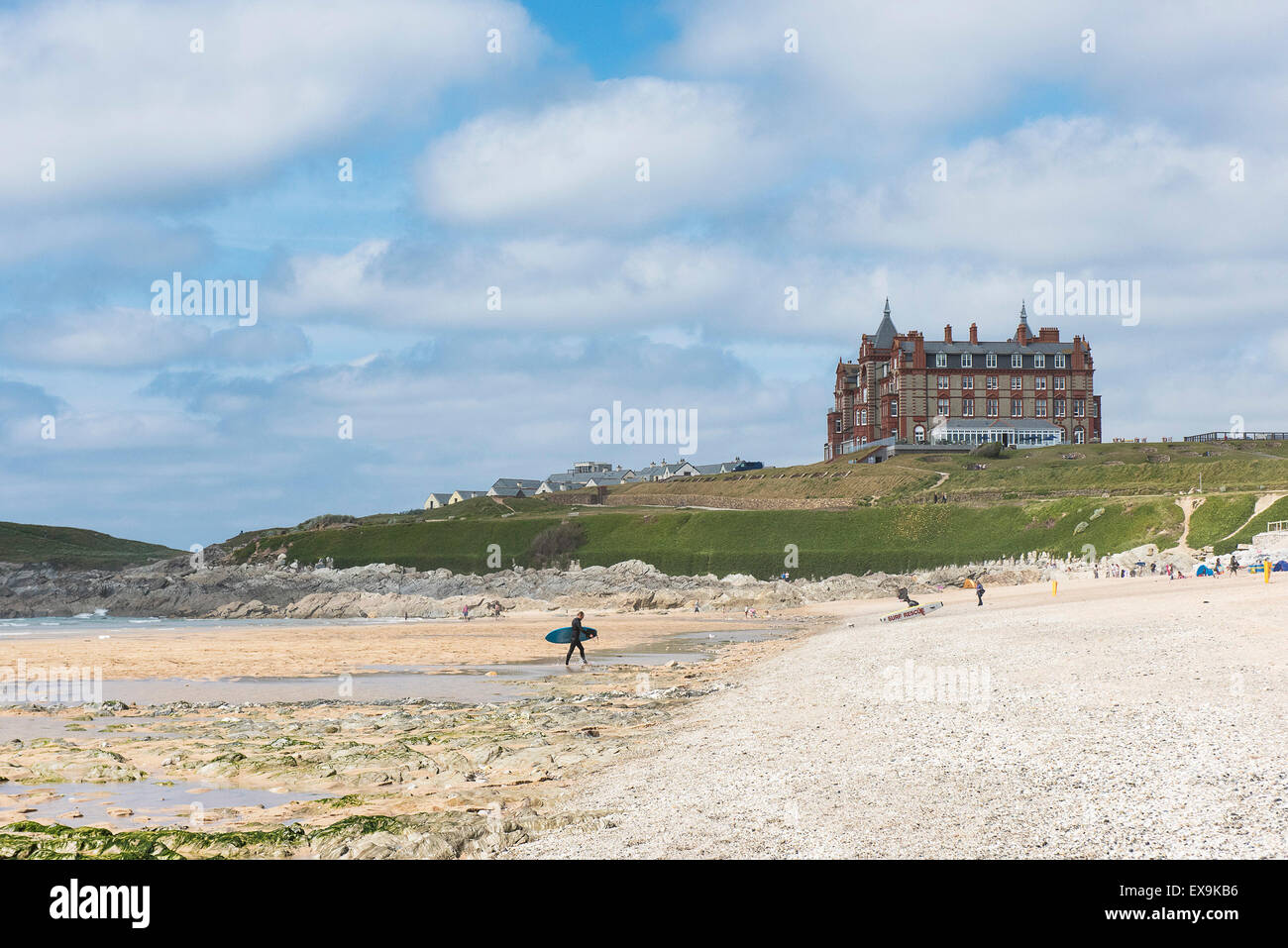 La pointe de l'hôtel donnant sur la plage de Fistral Newquay, Cornwall. Banque D'Images