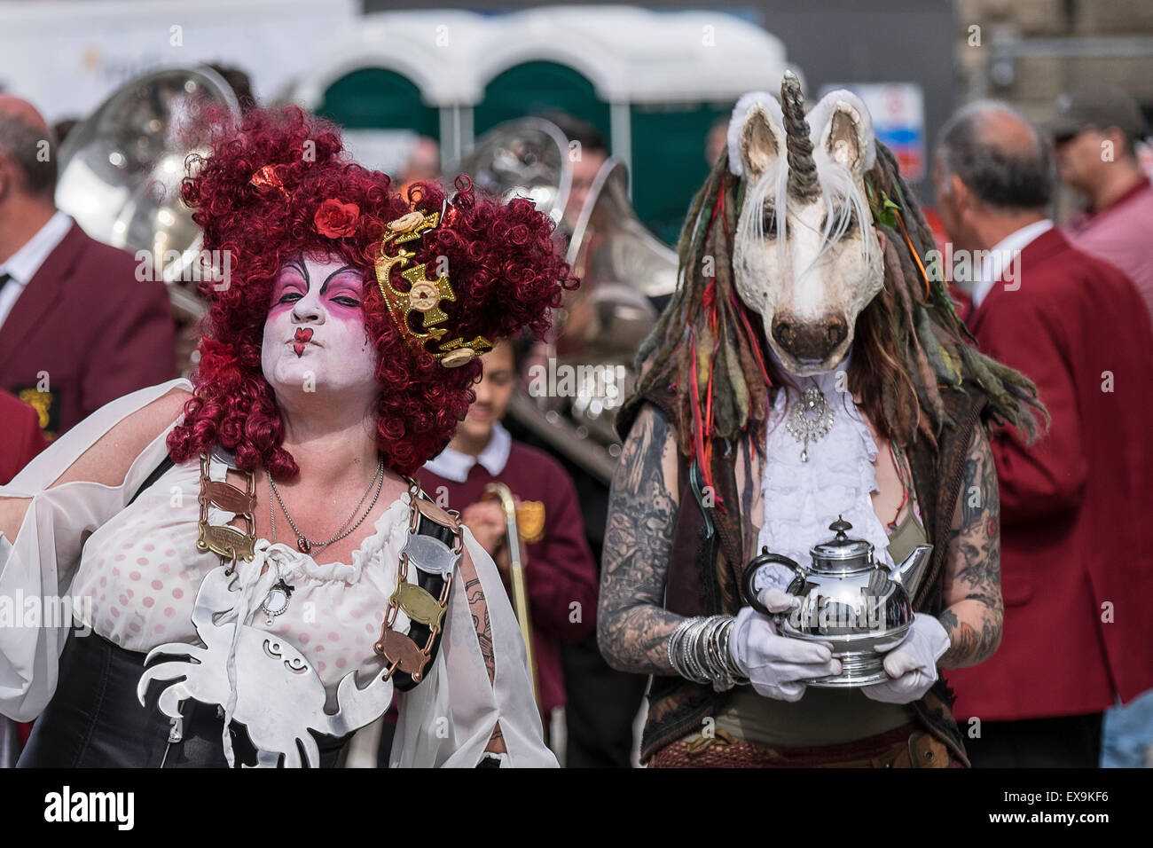 Deux personnages principaux le défilé civique sur jour Mazey, partie de l'Golowan Festival à Penzance, Cornwall. Banque D'Images