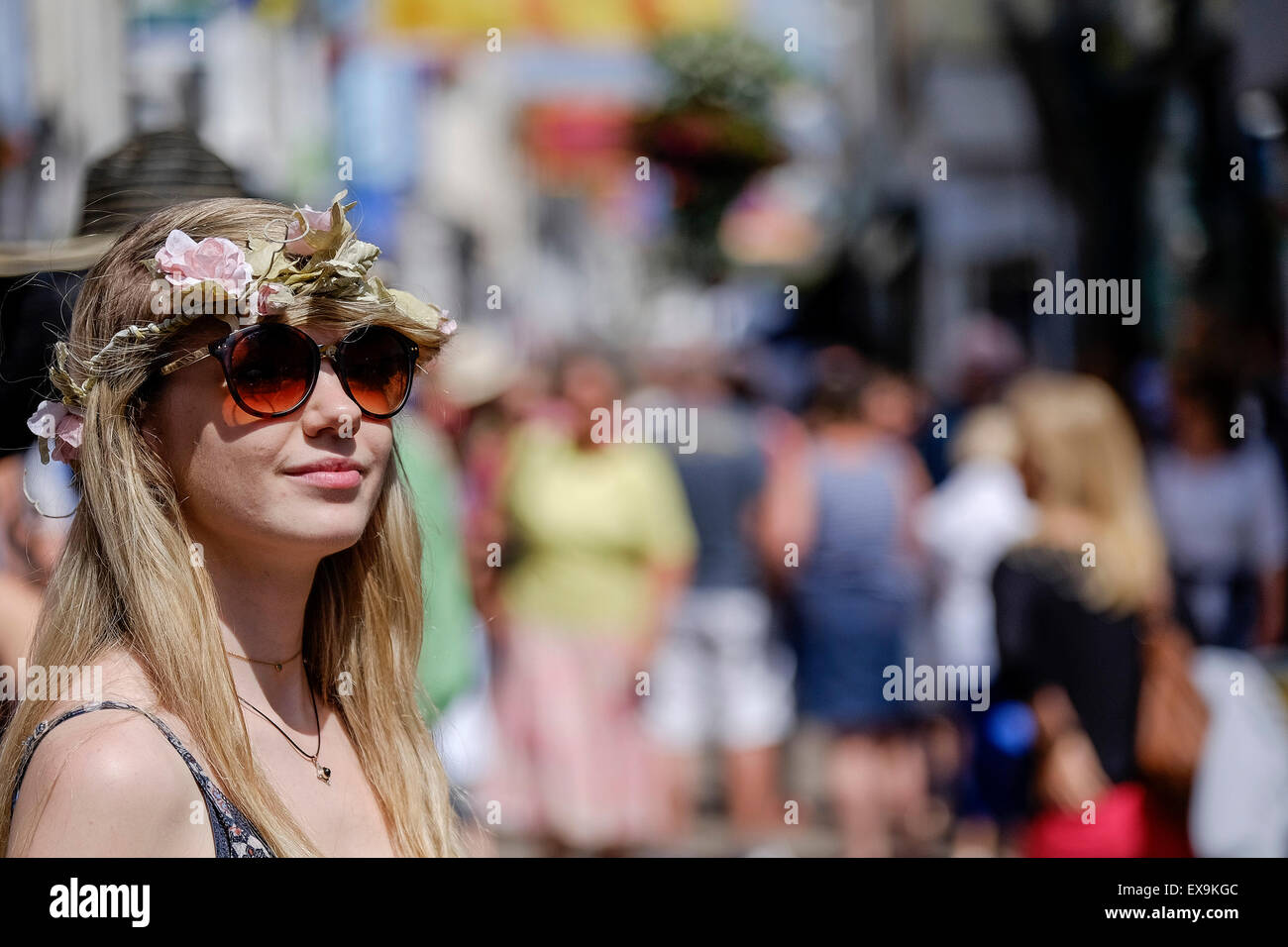 Une jeune fille dans la foule sur jour Mazey, partie de l'Golowan Festival à Penzance, Cornwall. Banque D'Images