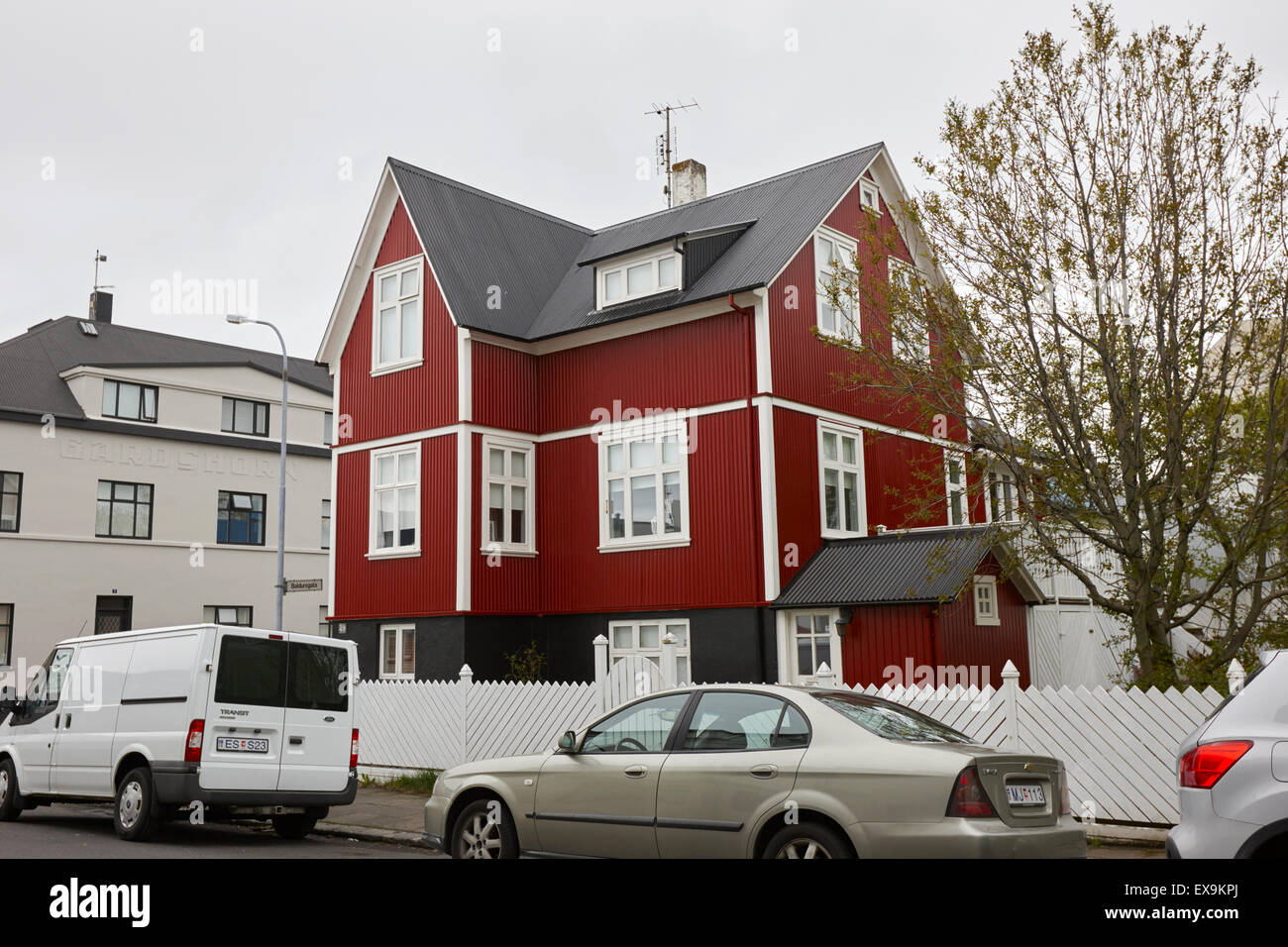 Sous-sol en béton typique bâtiment à revêtement métallique en tôle ondulée sur une rue résidentielle Reykjavik Islande Banque D'Images