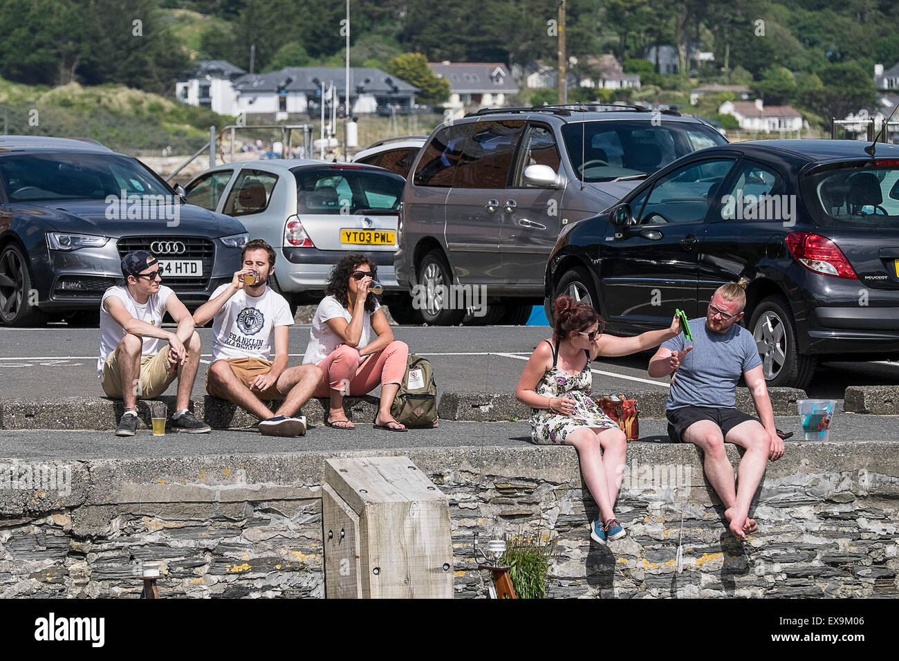 Les vacanciers se détendre sur le quai à Padstow, Cornwall. Banque D'Images