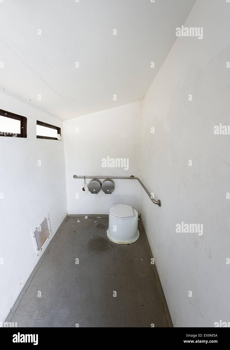 Vue grand angle de l'intérieur d'un cabanon toilette sèche Banque D'Images
