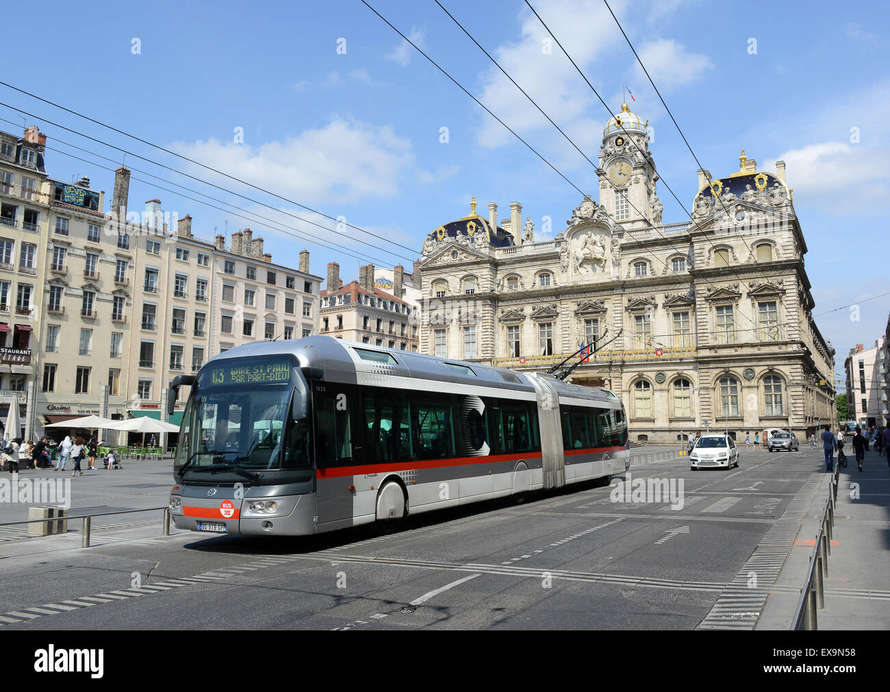 Transports publics Bus bus tramway tramway électrique Lyon France Français Banque D'Images
