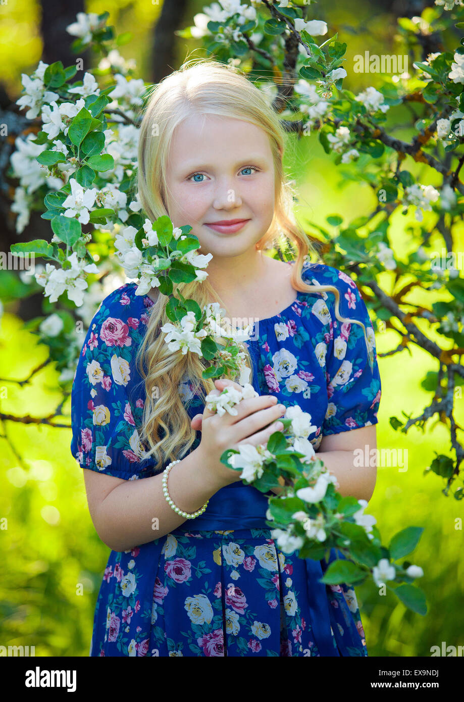 Adorable Bebe Fille Avec Des Cheveux Boucles Et Couronne De Fleurs Portant Un Costume De Fee Magique Avec Une Robe Bleue Et D Ailes D Ange Jouant Dans Un Beau Jardin Avec Des Fruits Adorable Bebe Fille Avec Des Cheveux Boucles Et Couronne De Fleurs Portant Un Costume De Fee Magique Avec Une Robe Bleue Et D Ailes D Ange Jouant Dans Un Beau Jardin Avec Des Fruits