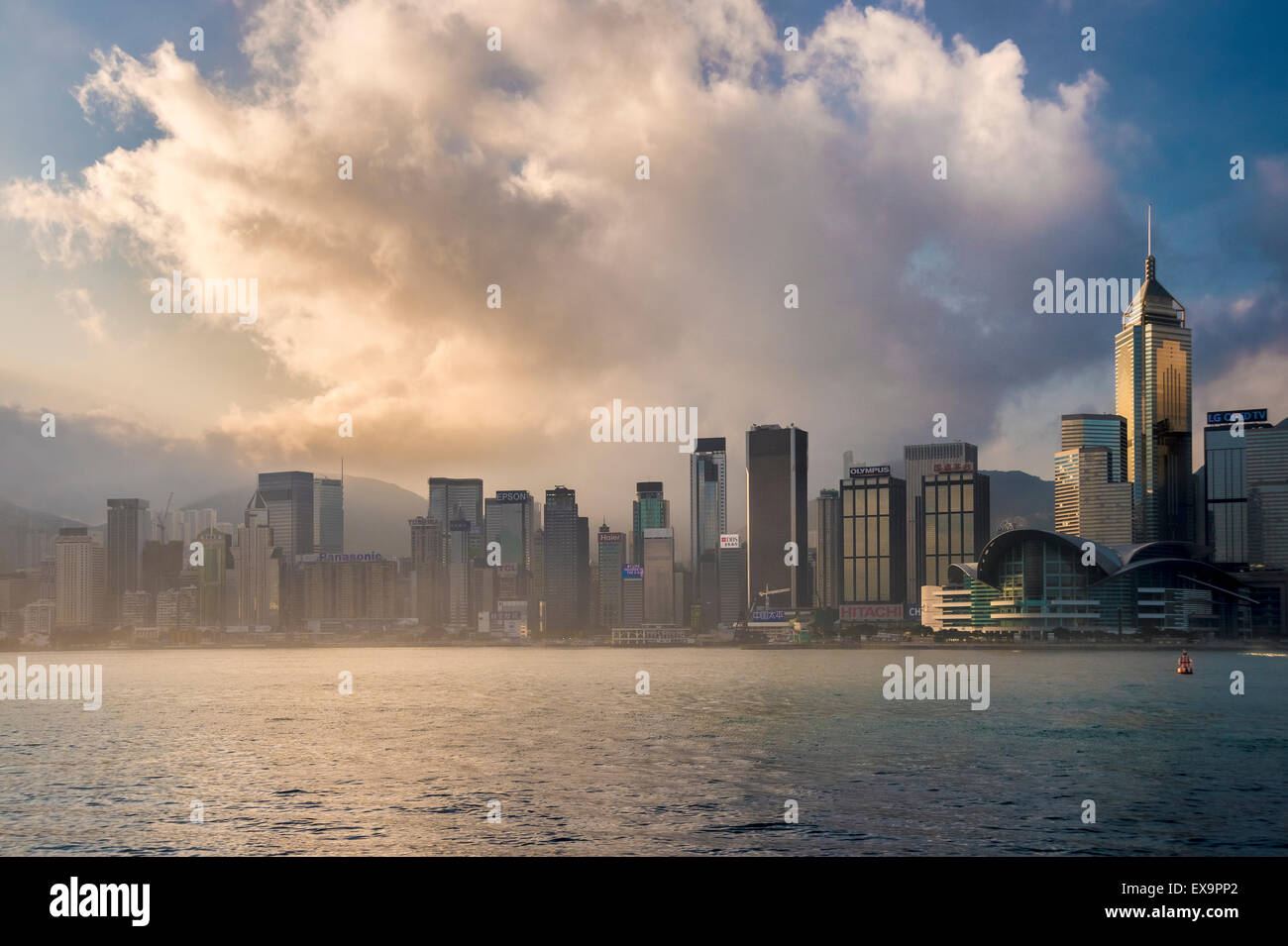 Skyline de Hong Kong dans la matinée, pendant la golden hour. Banque D'Images