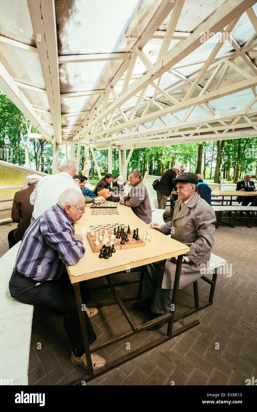 Biélorussie, MINSK - 9 mai 2014 : les retraités actifs, de vieux amis et de temps libre, les hommes s'amusant et en jouant aux échecs à city Banque D'Images