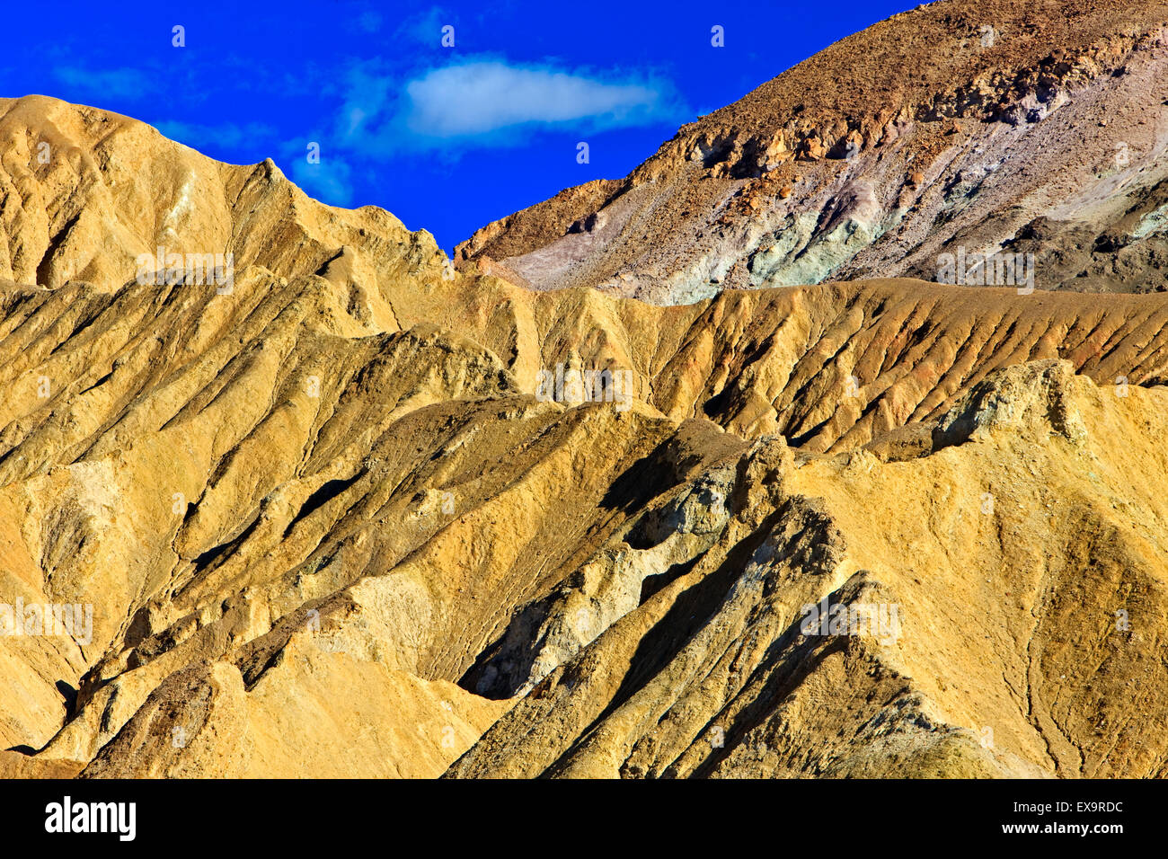 Visage de montagnes noires avec différentes couleurs de rock (minéraux différents), le long d'artistes, Death Valley National Park, Calif. Banque D'Images
