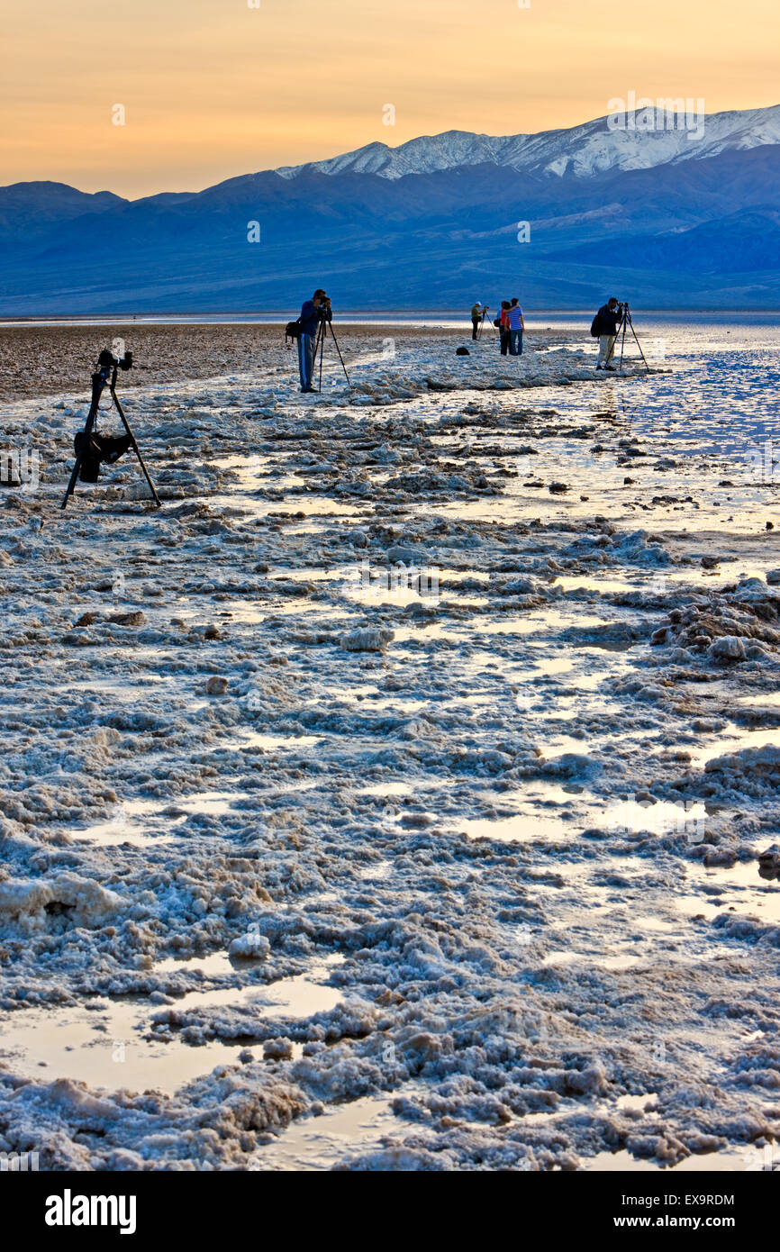 Après de fortes pluies, l'eau du bassin de Badwater Badwater rempli, bassin, Death Valley National Park, California, USA Banque D'Images