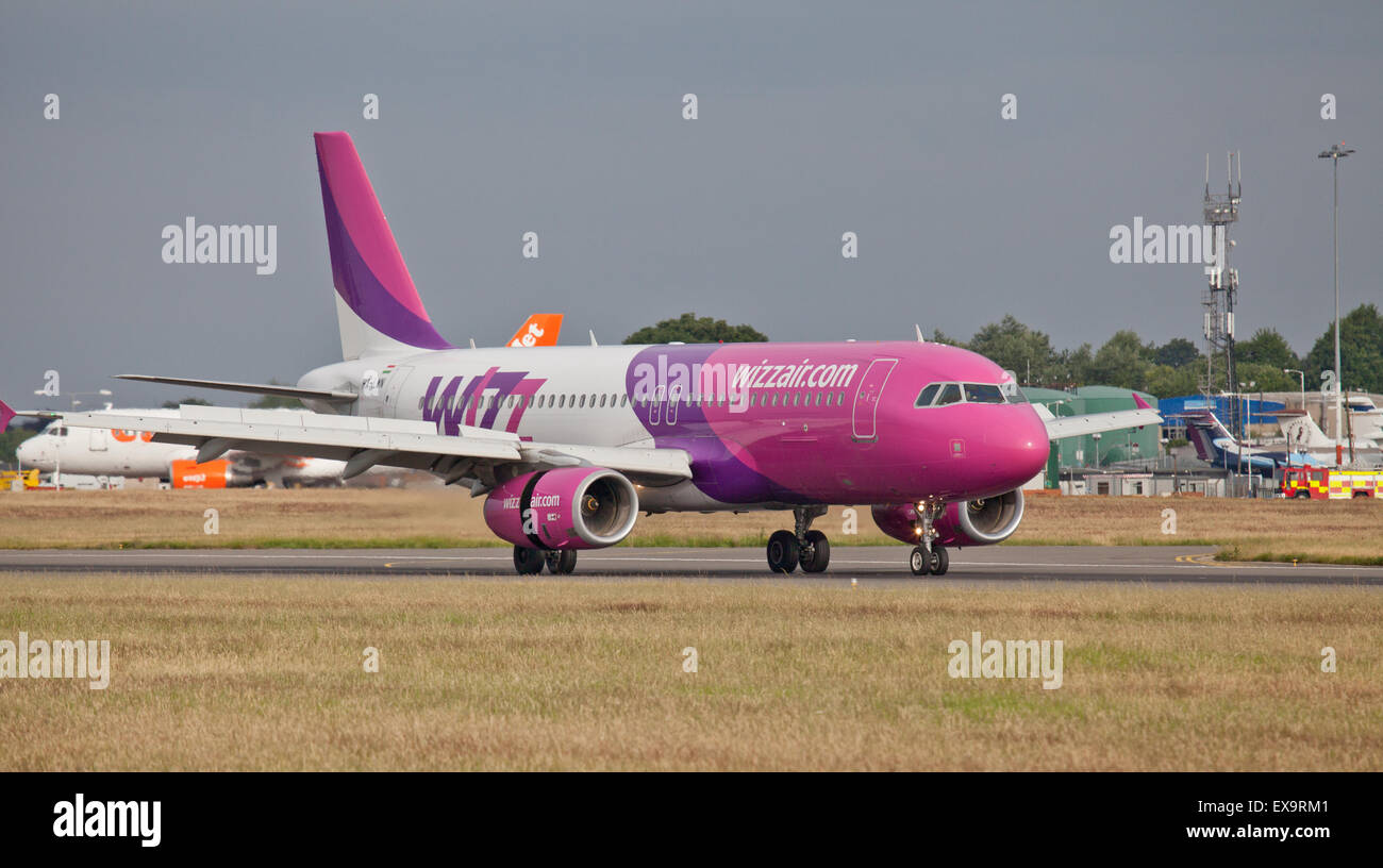 Wizz Air Airbus A320 HA-LWN atterrissage à l'aéroport de London-Luton LTN Banque D'Images