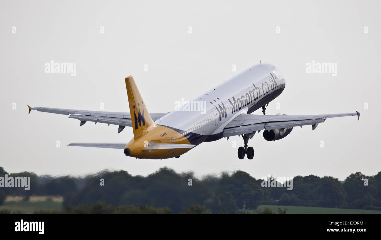 Monarch Airlines Airbus A321 G-OZBF décollant de l'aéroport de London-Luton LTN Banque D'Images