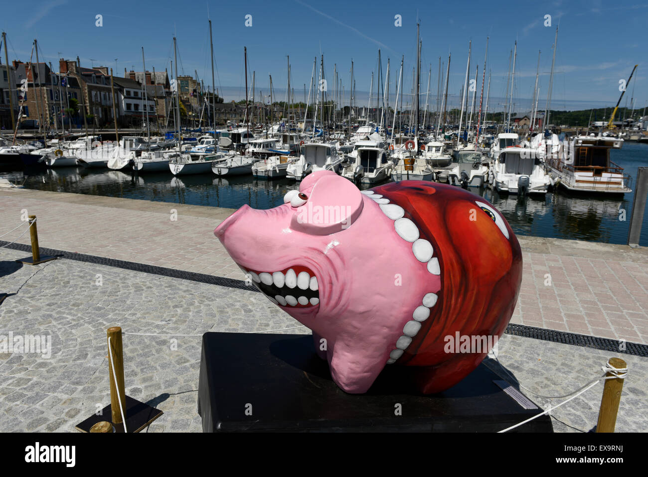 Défilé de porc au port de Paimpol, Paimpol, Côtes-d'Armor, Bretagne, France. 15 cochon décoré de sculptures de différents artistes. Banque D'Images