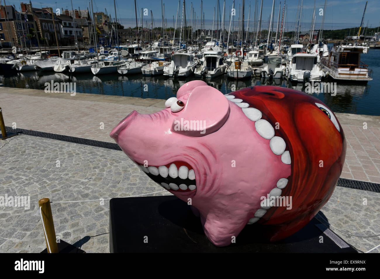 Défilé de porc au port de Paimpol, Paimpol, Côtes-d'Armor, Bretagne, France. 15 cochon décoré de sculptures de différents artistes. Banque D'Images